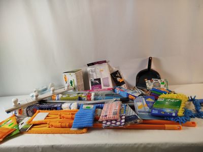 une table sur laquelle se trouvent de nombreux objets différents