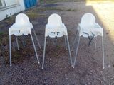 trois chaises hautes blanches posées par terre