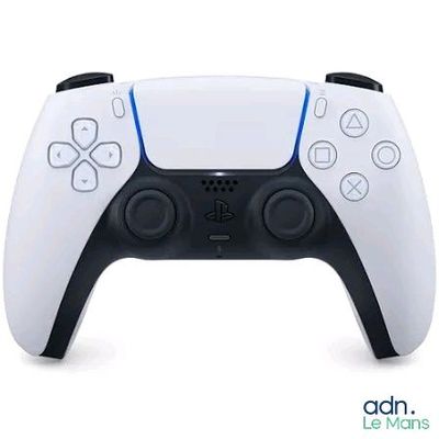 gros plan d'une manette de jeu vidéo sur une surface blanche