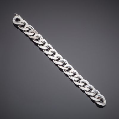 un bracelet à chaîne en argent avec un fermoir sur fond gris