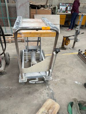 un petit chariot posé au milieu d'une pièce