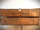 une caisse en bois sur laquelle est accrochée une pancarte portant l'inscription « tutspah »