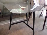 une table en verre sur laquelle est posé un miroir, dans un salon