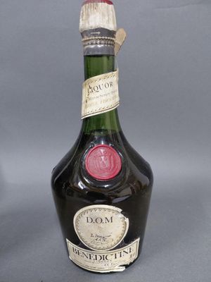 une image représentant une bouteille de cognac « Dom » sur fond gris