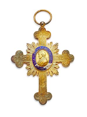 un gros plan d'une croix sur laquelle est accrochée une médaille