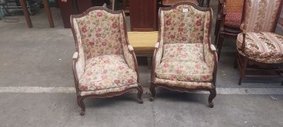 two chairs that are sitting next to each other