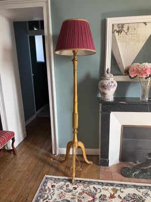une photo d'un salon avec une cheminée et un tapis