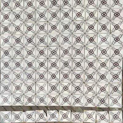 un carreau blanc et noir orné d'un motif