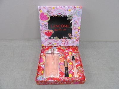 une image représentant un coffret rose contenant deux parfums et un pinceau à parfum
