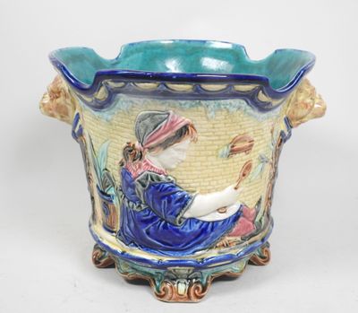 un vase bleu et jaune sur lequel est assise une femme