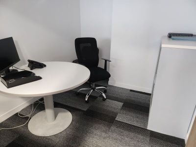 un bureau sur lequel se trouvent un ordinateur et un portable
