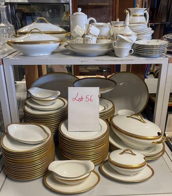 beaucoup d'assiettes et de tasses sur une table