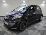 la photo d'une petite voiture noire sur un sol en damier