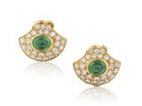 une paire de boucles d'oreilles en émeraude et diamant