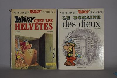 deux livres posés sur une table