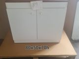une caisse blanche posée sur une palette en bois