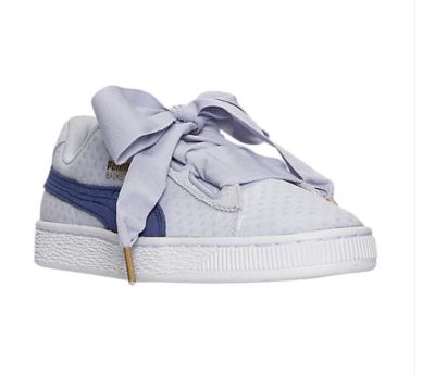 une basket blanche et bleue ornée d'un nœud