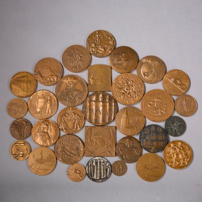 beaucoup de pièces de monnaie éparpillées sur une table