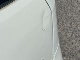 une voiture blanche garée sur le bord de la route
