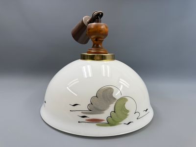 une clochette surmontée d'un oiseau, posée sur une table