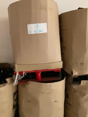 plusieurs boîtes empilées les unes sur les autres