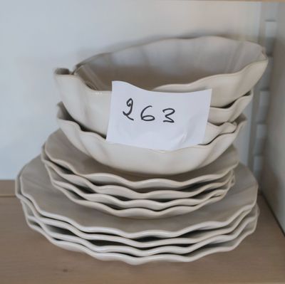 une pile d'assiettes sur lesquelles est apposée une étiquette de prix