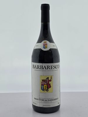 une bouteille de vin posée sur une table