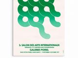 une affiche verte et blanche ornée de cercles, accrochée sur un mur blanc