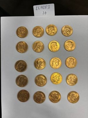 un gros plan sur une feuille de papier sur laquelle sont posées des pièces d'or