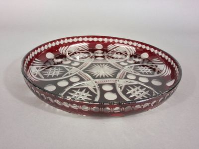 un bol rouge et blanc orné d'un motif