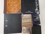 une table sur laquelle se trouvent de nombreux livres et un portefeuille