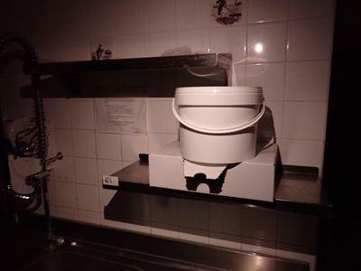 un seau blanc posé sur le plan de travail de la cuisine