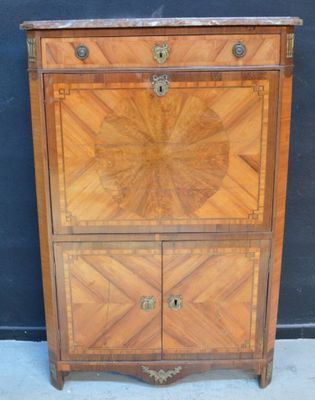 une image d'un meuble en bois avec deux tiroirs et une porte