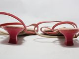une paire de chaussures rouges à bride et à talon