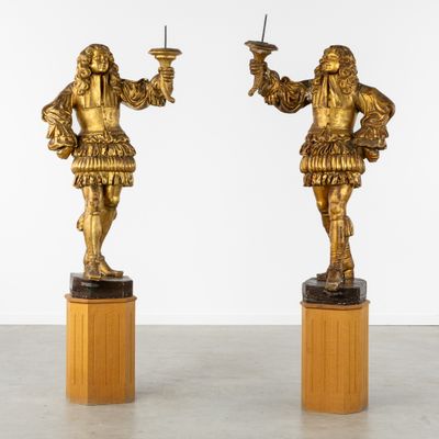 paire de figurines anciennes en laiton représentant un homme et une femme tenant une épée