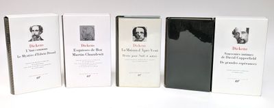 plusieurs livres sont alignés sur une surface blanche