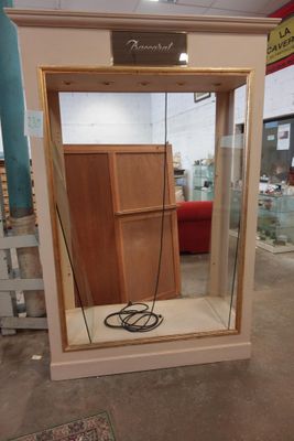 une photo d'une vitrine contenant un téléphone
