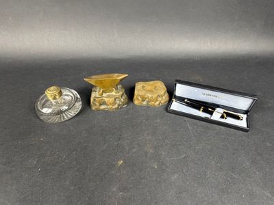 trois petits vases en verre et un stylo posés les uns à côté des autres