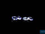 une paire de saphirs bleus sur fond noir