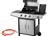 un gros plan d'un barbecue à gaz avec un tuyau et un autre tuyau
