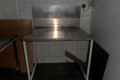 une image d'une cuisine avec un évier et une cuisinière