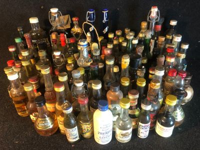 Lot de plus de 100 mignonnettes et bouteilles alcooliques, liqueurs et