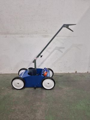 une photo d'une tondeuse à gazon bleue dans un garage