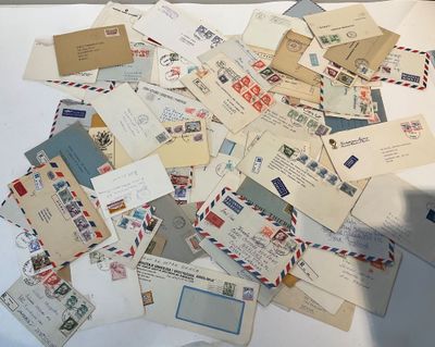 une pile de vieilles enveloppes posée sur une table
