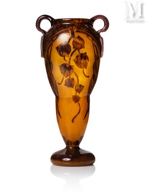 un vase marron orné d'un motif floral