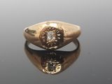 une image d'une bague en or avec un diamant au centre