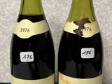 deux bouteilles de vin posées l'une à côté de l'autre sur un comptoir