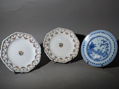 trois assiettes bleues et blanches ornées de motifs, posées sur une table