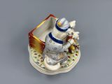 une petite figurine représentant un chien, posée sur une assiette