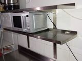 un micro-ondes posé sur une étagère dans une cuisine
